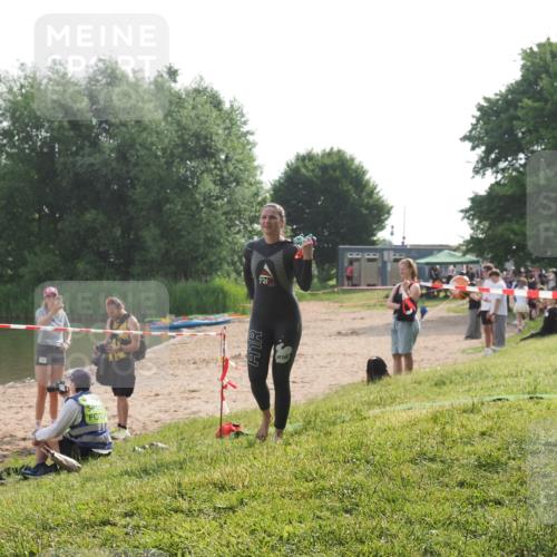 15.06.2025 - 27. Vierlanden-Triathlon KatJ http://msf.ph/oto/7990041 15.06.2025 09:09:25 Schwimmen 224 meine-sportfotos.de