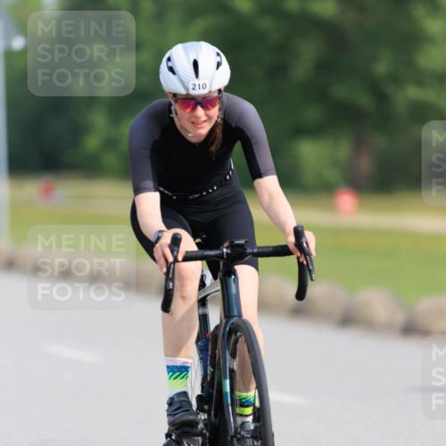 15.06.2025 - 27. Vierlanden-Triathlon H.Heesch http://msf.ph/oto/7990042 15.06.2025 09:44:33 Radfahren 4, 15, 210 meine-sportfotos.de