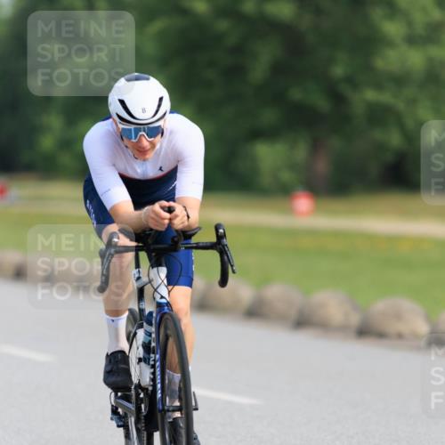 15.06.2025 - 27. Vierlanden-Triathlon H.Heesch http://msf.ph/oto/7990065 15.06.2025 09:44:48 Radfahren 8, 16, 171 meine-sportfotos.de