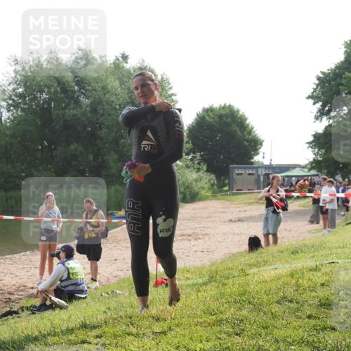 15.06.2025 - 27. Vierlanden-Triathlon KatJ http://msf.ph/oto/7990093 15.06.2025 09:09:27 Schwimmen 224 meine-sportfotos.de