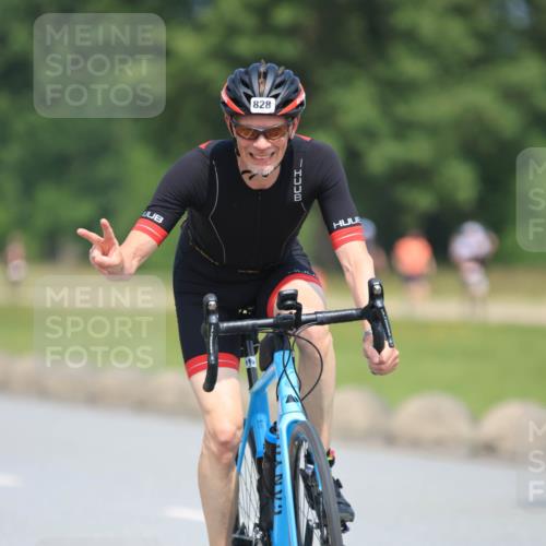 21.06.2025 - 27. Vierlanden-Triathlon H.Heesch http://msf.ph/oto/7990094 15.06.2025 11:49:39 Radfahren 810, 828, 845 meine-sportfotos.de