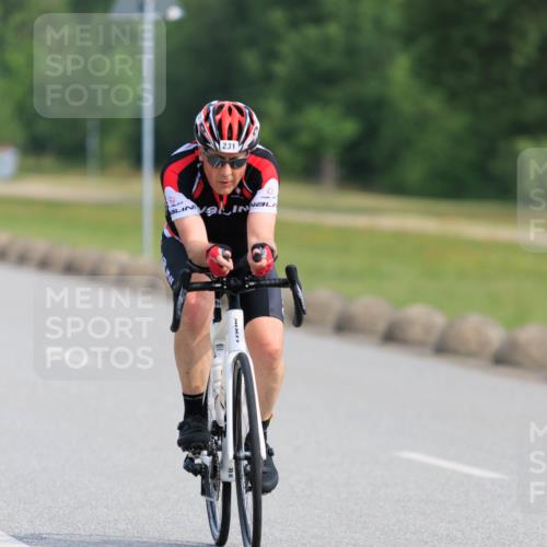 15.06.2025 - 27. Vierlanden-Triathlon H.Heesch http://msf.ph/oto/7990123 15.06.2025 09:45:37 Radfahren 214, 231 meine-sportfotos.de