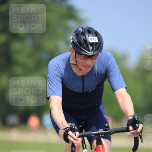 21.06.2025 - 27. Vierlanden-Triathlon H.Heesch http://msf.ph/oto/7990128 15.06.2025 11:49:42 Radfahren 810, 828, 845 meine-sportfotos.de