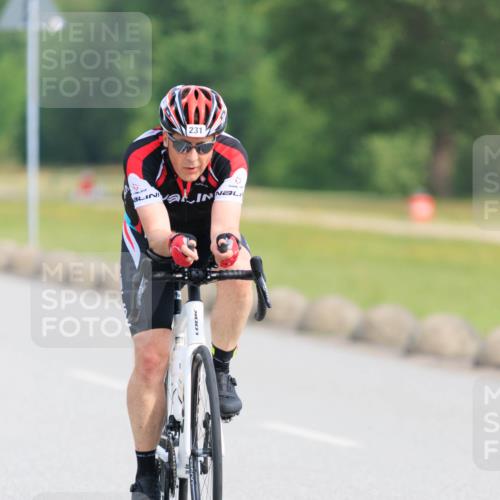 15.06.2025 - 27. Vierlanden-Triathlon H.Heesch http://msf.ph/oto/7990130 15.06.2025 09:45:37 Radfahren 214, 231 meine-sportfotos.de