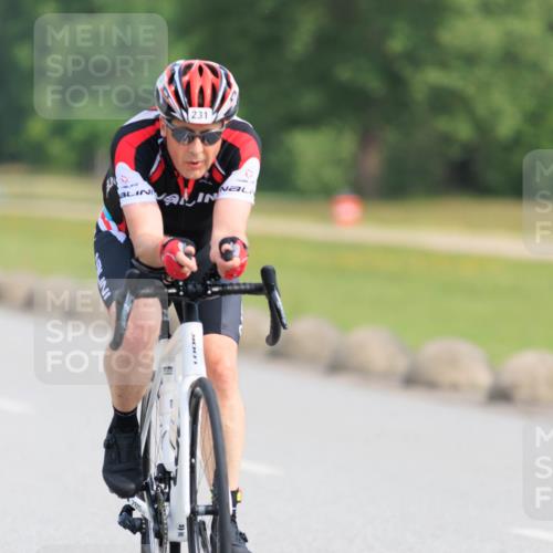 15.06.2025 - 27. Vierlanden-Triathlon H.Heesch http://msf.ph/oto/7990136 15.06.2025 09:45:38 Radfahren 214, 231 meine-sportfotos.de