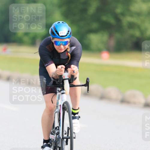 15.06.2025 - 27. Vierlanden-Triathlon H.Heesch http://msf.ph/oto/7990146 15.06.2025 09:45:42 Radfahren 214, 223 meine-sportfotos.de