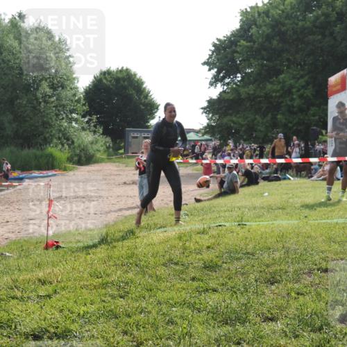 15.06.2025 - 27. Vierlanden-Triathlon KatJ http://msf.ph/oto/7990188 15.06.2025 09:10:22 Schwimmen 213, 250 meine-sportfotos.de