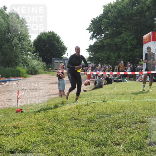 15.06.2025 - 27. Vierlanden-Triathlon KatJ http://msf.ph/oto/7990197 15.06.2025 09:10:22 Schwimmen 213, 250 meine-sportfotos.de