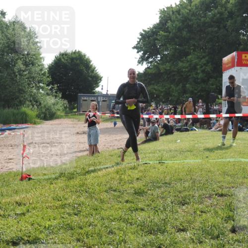 15.06.2025 - 27. Vierlanden-Triathlon KatJ http://msf.ph/oto/7990214 15.06.2025 09:10:22 Schwimmen 213, 250 meine-sportfotos.de