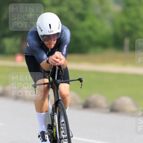 15.06.2025 - 27. Vierlanden-Triathlon H.Heesch http://msf.ph/oto/7990232 15.06.2025 09:46:31 Radfahren 120 meine-sportfotos.de
