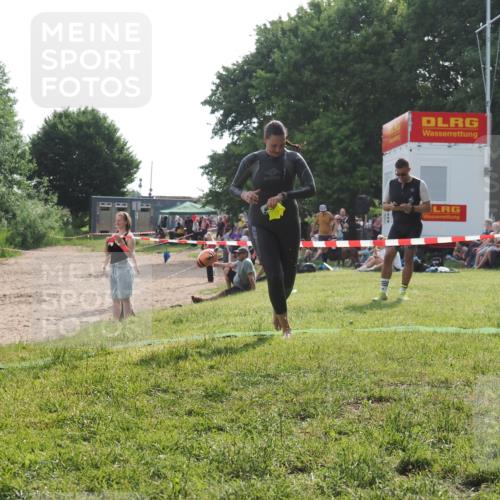 15.06.2025 - 27. Vierlanden-Triathlon KatJ http://msf.ph/oto/7990242 15.06.2025 09:10:23 Schwimmen 213, 218, 250 meine-sportfotos.de