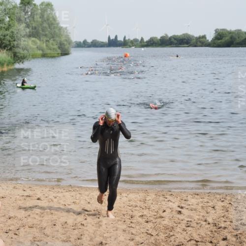 21.06.2025 - 27. Vierlanden-Triathlon MichiJ http://msf.ph/oto/7990258 15.06.2026 09:52:58 Schwimmen 328 meine-sportfotos.de