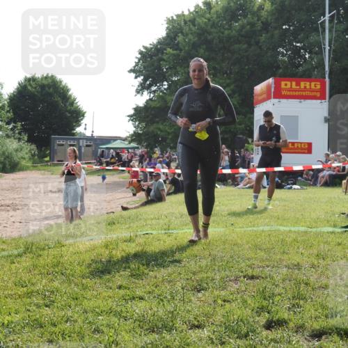 15.06.2025 - 27. Vierlanden-Triathlon KatJ http://msf.ph/oto/7990260 15.06.2025 09:10:23 Schwimmen 213, 218, 250 meine-sportfotos.de