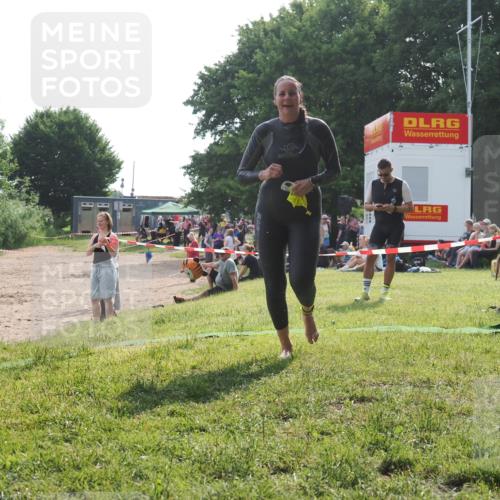 15.06.2025 - 27. Vierlanden-Triathlon KatJ http://msf.ph/oto/7990277 15.06.2025 09:10:24 Schwimmen 213, 218, 250 meine-sportfotos.de