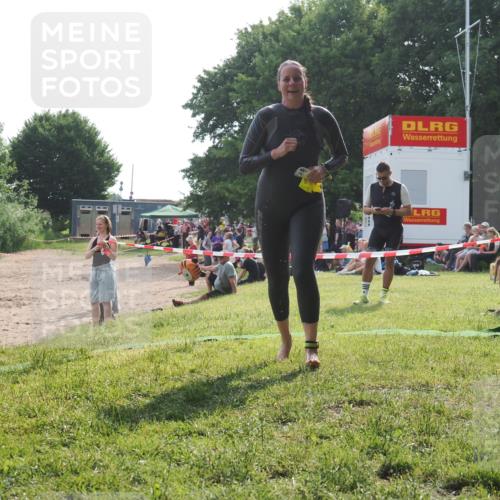 15.06.2025 - 27. Vierlanden-Triathlon KatJ http://msf.ph/oto/7990287 15.06.2025 09:10:24 Schwimmen 213, 218, 250 meine-sportfotos.de