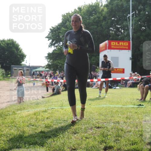 15.06.2025 - 27. Vierlanden-Triathlon KatJ http://msf.ph/oto/7990315 15.06.2025 09:10:24 Schwimmen 213, 218, 250 meine-sportfotos.de