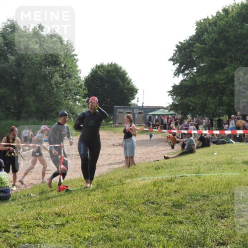 15.06.2025 - 27. Vierlanden-Triathlon KatJ http://msf.ph/oto/7990355 15.06.2025 09:10:28 Schwimmen 213, 218, 250 meine-sportfotos.de