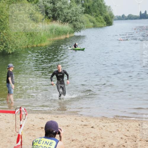 21.06.2025 - 27. Vierlanden-Triathlon MichiJ http://msf.ph/oto/7990357 15.06.2026 09:53:04 Schwimmen 265, 328 meine-sportfotos.de