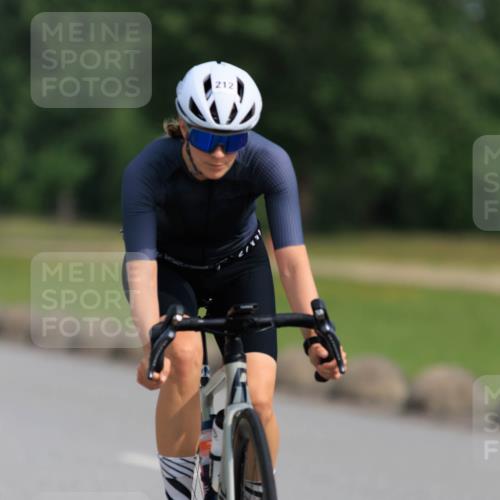 15.06.2025 - 27. Vierlanden-Triathlon H.Heesch http://msf.ph/oto/7990359 15.06.2025 09:47:03 Radfahren 61, 212, 242 meine-sportfotos.de