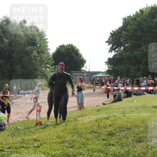 15.06.2025 - 27. Vierlanden-Triathlon KatJ http://msf.ph/oto/7990367 15.06.2025 09:10:28 Schwimmen 213, 218, 250 meine-sportfotos.de