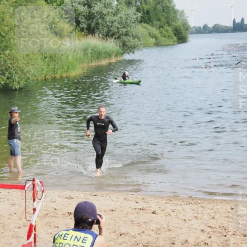 21.06.2025 - 27. Vierlanden-Triathlon MichiJ http://msf.ph/oto/7990388 15.06.2026 09:53:05 Schwimmen 265, 328 meine-sportfotos.de