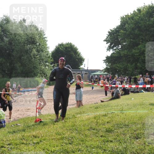 15.06.2025 - 27. Vierlanden-Triathlon KatJ http://msf.ph/oto/7990391 15.06.2025 09:10:28 Schwimmen 213, 218, 250 meine-sportfotos.de