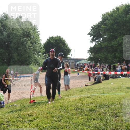 15.06.2025 - 27. Vierlanden-Triathlon KatJ http://msf.ph/oto/7990397 15.06.2025 09:10:28 Schwimmen 213, 218, 250 meine-sportfotos.de