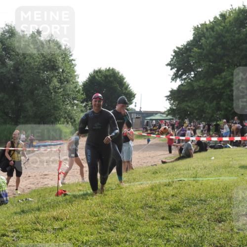 15.06.2025 - 27. Vierlanden-Triathlon KatJ http://msf.ph/oto/7990407 15.06.2025 09:10:29 Schwimmen 213, 218, 250 meine-sportfotos.de