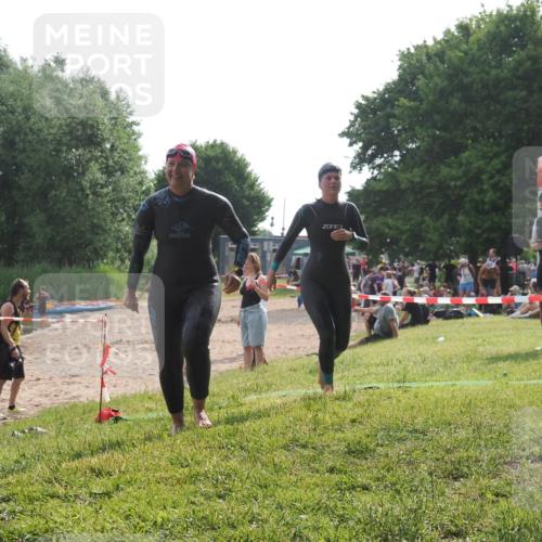 15.06.2025 - 27. Vierlanden-Triathlon KatJ http://msf.ph/oto/7990414 15.06.2025 09:10:29 Schwimmen 213, 218, 250 meine-sportfotos.de