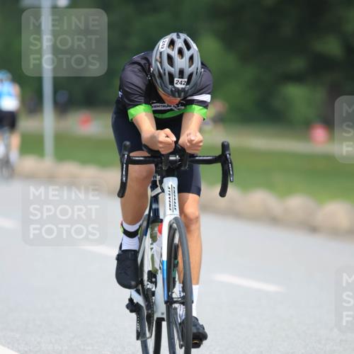 21.06.2025 - 27. Vierlanden-Triathlon H.Heesch http://msf.ph/oto/7990420 15.06.2025 11:50:28 Radfahren 242 meine-sportfotos.de