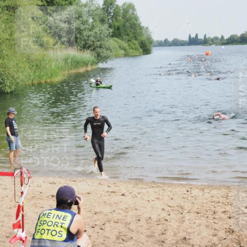 21.06.2025 - 27. Vierlanden-Triathlon MichiJ http://msf.ph/oto/7990421 15.06.2026 09:53:05 Schwimmen 265, 328 meine-sportfotos.de