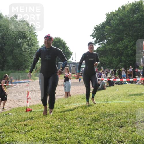 15.06.2025 - 27. Vierlanden-Triathlon KatJ http://msf.ph/oto/7990426 15.06.2025 09:10:30 Schwimmen 213, 218, 250 meine-sportfotos.de