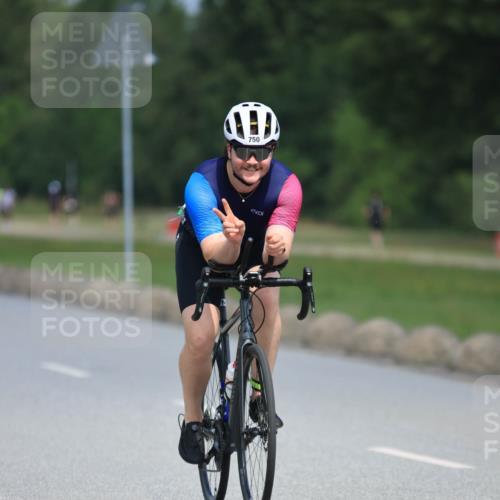 21.06.2025 - 27. Vierlanden-Triathlon H.Heesch http://msf.ph/oto/7990429 15.06.2025 11:50:45 Radfahren 750, 769 meine-sportfotos.de