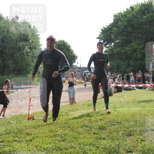 15.06.2025 - 27. Vierlanden-Triathlon KatJ http://msf.ph/oto/7990434 15.06.2025 09:10:30 Schwimmen 213, 218, 250 meine-sportfotos.de