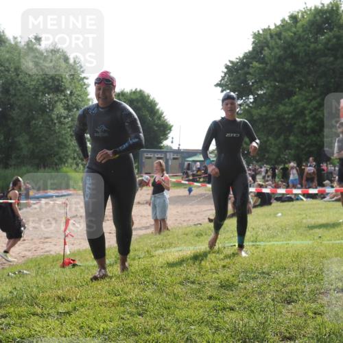 15.06.2025 - 27. Vierlanden-Triathlon KatJ http://msf.ph/oto/7990445 15.06.2025 09:10:30 Schwimmen 213, 218, 250 meine-sportfotos.de
