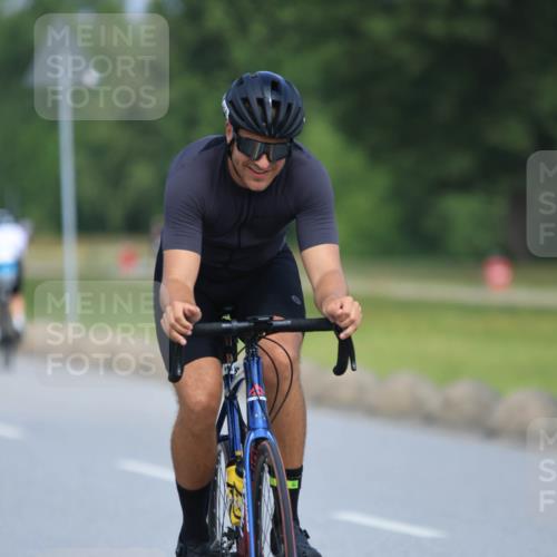 21.06.2025 - 27. Vierlanden-Triathlon H.Heesch http://msf.ph/oto/7990470 15.06.2025 11:51:37 Radfahren 728, 824, 952, 958 meine-sportfotos.de