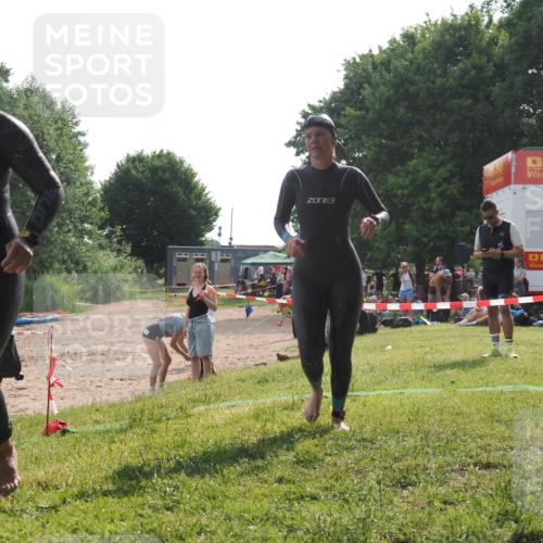 15.06.2025 - 27. Vierlanden-Triathlon KatJ http://msf.ph/oto/7990471 15.06.2025 09:10:31 Schwimmen 213, 218, 250 meine-sportfotos.de