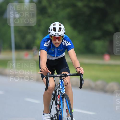 21.06.2025 - 27. Vierlanden-Triathlon H.Heesch http://msf.ph/oto/7990486 15.06.2025 11:51:39 Radfahren 728, 841, 952, 958 meine-sportfotos.de