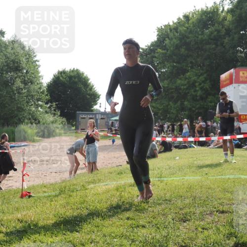 15.06.2025 - 27. Vierlanden-Triathlon KatJ http://msf.ph/oto/7990487 15.06.2025 09:10:31 Schwimmen 213, 218, 250 meine-sportfotos.de
