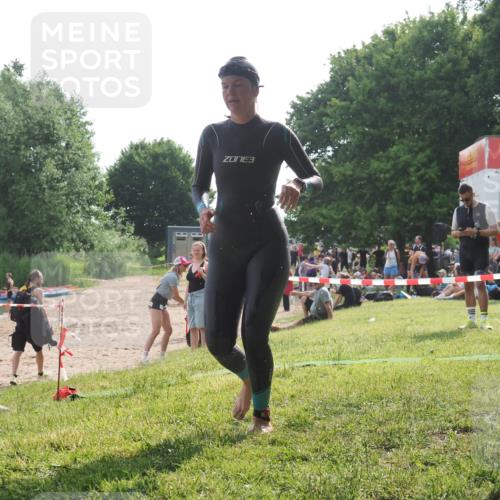 15.06.2025 - 27. Vierlanden-Triathlon KatJ http://msf.ph/oto/7990489 15.06.2025 09:10:31 Schwimmen 213, 218, 250 meine-sportfotos.de