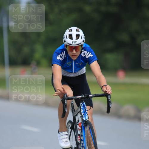 21.06.2025 - 27. Vierlanden-Triathlon H.Heesch http://msf.ph/oto/7990491 15.06.2025 11:51:39 Radfahren 728, 841, 952, 958 meine-sportfotos.de