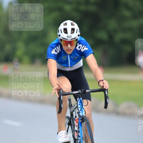 21.06.2025 - 27. Vierlanden-Triathlon H.Heesch http://msf.ph/oto/7990497 15.06.2025 11:51:39 Radfahren 728, 841, 952, 958 meine-sportfotos.de