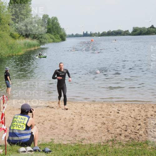 21.06.2025 - 27. Vierlanden-Triathlon MichiJ http://msf.ph/oto/7990516 15.06.2026 09:53:07 Schwimmen 265, 328 meine-sportfotos.de