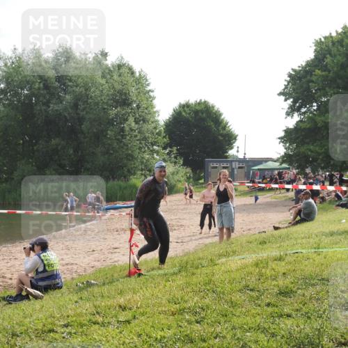 15.06.2025 - 27. Vierlanden-Triathlon KatJ http://msf.ph/oto/7990518 15.06.2025 09:11:55 Schwimmen 229, 245 meine-sportfotos.de
