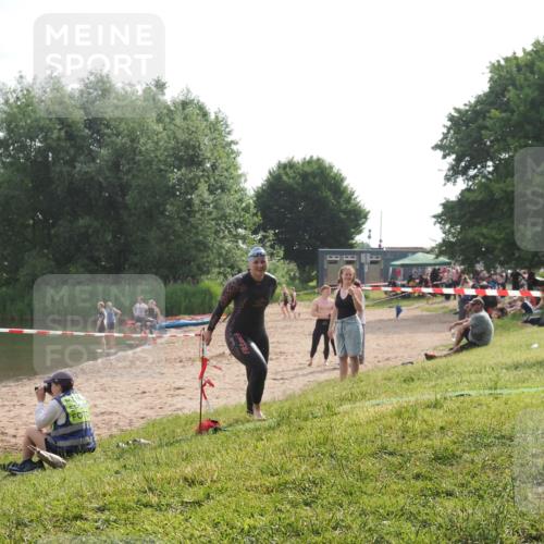 15.06.2025 - 27. Vierlanden-Triathlon KatJ http://msf.ph/oto/7990523 15.06.2025 09:11:55 Schwimmen 229, 245 meine-sportfotos.de
