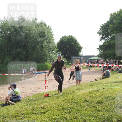 15.06.2025 - 27. Vierlanden-Triathlon KatJ http://msf.ph/oto/7990527 15.06.2025 09:11:55 Schwimmen 229, 245 meine-sportfotos.de