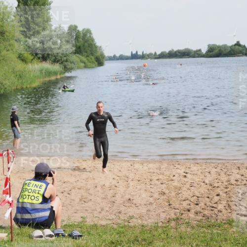 21.06.2025 - 27. Vierlanden-Triathlon MichiJ http://msf.ph/oto/7990531 15.06.2026 09:53:07 Schwimmen 265, 328 meine-sportfotos.de