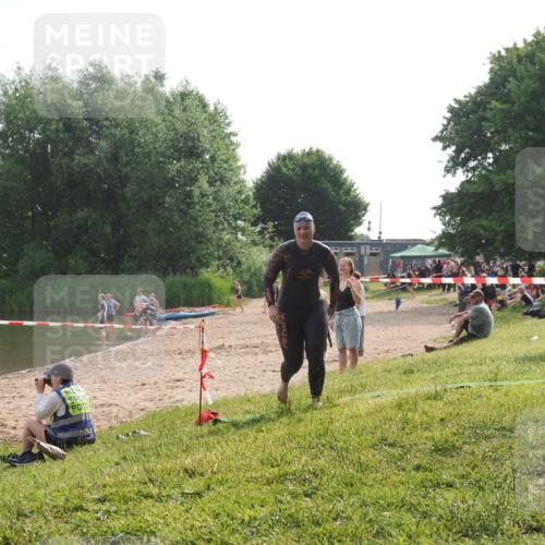 15.06.2025 - 27. Vierlanden-Triathlon KatJ http://msf.ph/oto/7990534 15.06.2025 09:11:55 Schwimmen 229, 245 meine-sportfotos.de