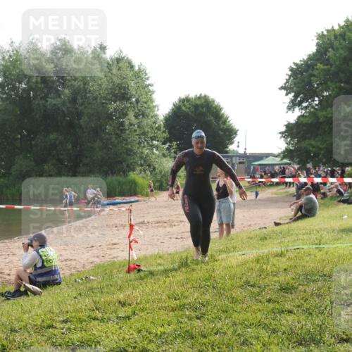 15.06.2025 - 27. Vierlanden-Triathlon KatJ http://msf.ph/oto/7990539 15.06.2025 09:11:56 Schwimmen 229, 245 meine-sportfotos.de