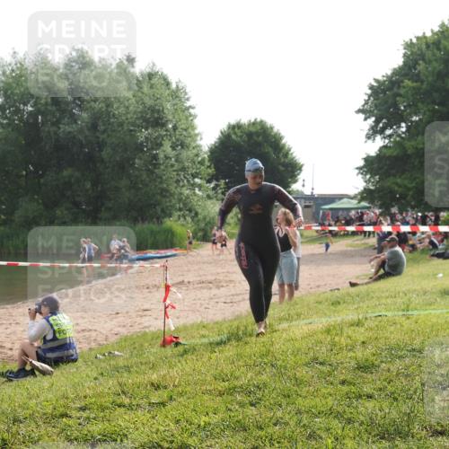 15.06.2025 - 27. Vierlanden-Triathlon KatJ http://msf.ph/oto/7990546 15.06.2025 09:11:56 Schwimmen 229, 245 meine-sportfotos.de